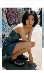 Streetstyle-Ansicht eines Damen-Jeans-Sommersets mit blauem Crop-Top und ausgefranstem Rock