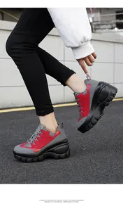 Zijaanzicht van dikke platform sneakers voor dames met ademend mesh in rood en grijs