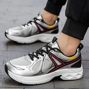 Silbergraue atmungsaktive klobige Herren-Sneaker mit roten und gelben Akzenten an Sohle