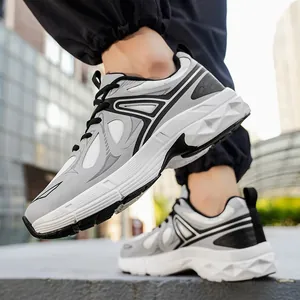 Atmungsaktive Herren-Sneaker in Grau und Weiß mit klobiger Sohle und urbanem Stil