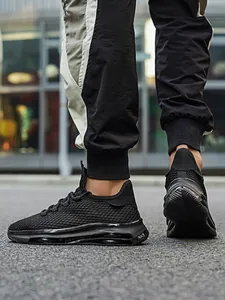 Detail van zwarte ademende mesh sneakers met volledige luchtkussen buitenzool
