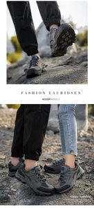 Detail von grauen Wildleder-Wanderschuhen mit blauen Schnürsenkeln und rutschfester Gummisohle
