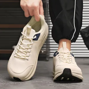 Zapatillas deportivas de hombre en beige y marino con punta ancha y suela antideslizante