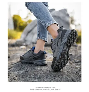 Makroaufnahme der rutschfesten Gummisohle grauer Outdoor-Wanderschuhe für Herren