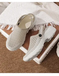 Details des atmungsaktiven Mesh-Obermaterials und des verstellbaren Riemens am Freizeitschuh
