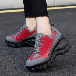 Dames sneakers met plateauzool in rood, grijs en zwart mesh op buitenasfalt