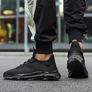 Ademende heren sneakers van zwart mesh met dikke gedempte zool voor sportief gebruik