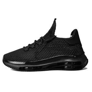 Ademende heren sneakers van zwart mesh met een dikke dempende zool en een sportief ontwerp