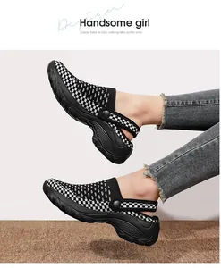 Details von atmungsaktiven Mesh-Sandalen mit Schachbrettmuster und Plateau-Sohle