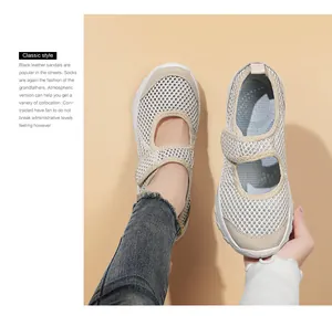 Detail der atmungsaktiven Mesh-Sommer-Loafer mit Klettverschluss in Beige und Khaki