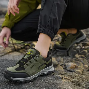 Scarpe da trekking in verde militare e nero con suola in gomma dentata resistente