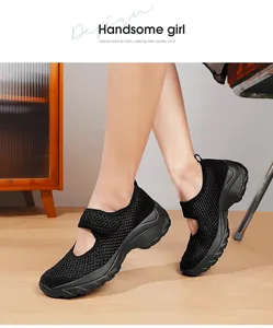Nahaufnahme der schwarzen atmungsaktiven Mesh-Mary-Jane-Sneaker mit Klettverschluss und Gummisohle