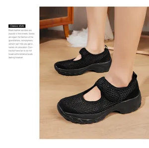 Details von schwarzen atmungsaktiven Mary-Jane-Mesh-Schuhen mit Klettverschluss und Keilsohle