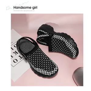 Details der karierten, atmungsaktiven Mesh-Sandalen mit verstellbarem Riemen und Plateausohle