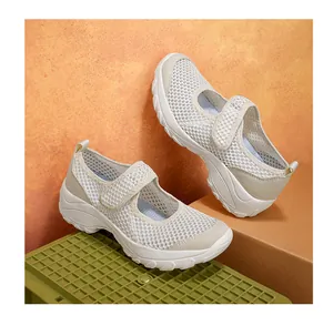 Details des atmungsaktiven Mesh-Obermaterials und Klettverschlusses bei Keilschuhen