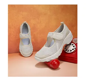Detailansicht atmungsaktiver Mesh-Mary-Jane-Sneaker mit Klettverschluss und weißer Sohle