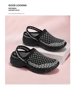 Detailansicht des atmungsaktiven Mesh-Obermaterials und der Gummisohle der Sportsandalen in Schwarz-Weiß