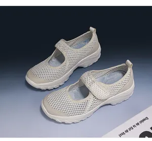 Detailansicht der atmungsaktiven Mesh-Mary-Jane-Sneaker mit Klettverschlussriemen