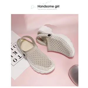Detailaufnahme des atmungsaktiven Netzgewebes und der rutschfesten Sohle am beigen Schuh