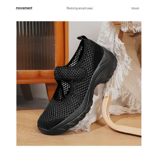 Nahaufnahme schwarzer atmungsaktiver Mesh Mary Jane Sneaker mit Klettverschluss und Plateau