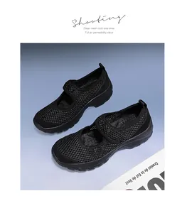 Details von atmungsaktiven Mesh-Sneakern im Mary-Jane-Stil mit Klettverschluss-Riemen