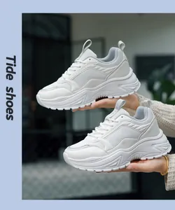 Primer plano de zapatillas blancas de plataforma con textura de malla y suela gruesa
