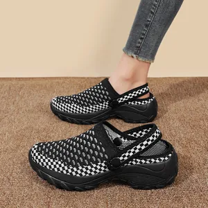 Atmungsaktive karierte Mesh-Sandalen mit verstellbarem Riemen und dicker Sohle