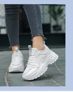Zapatillas de plataforma blancas puestas con malla transpirable y suelas onduladas