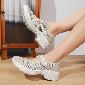 Atmungsaktive cremeweiße Mesh-Laufschuhe mit dicken Sohlen und Klettverschluss-Design