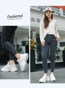 Detalle de zapatillas blancas de plataforma con malla transpirable y suelas gruesas