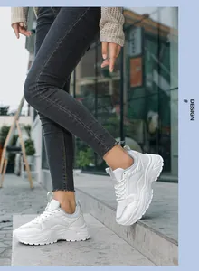 Vista lateral dinámica de zapatillas blancas con plataforma usadas por modelo en calle