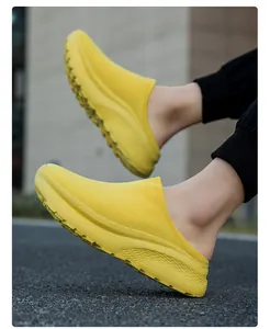 Πλευρική όψη του κίτρινου πλεκτού slip-on παπουτσιού με χοντρή σόλα πλατφόρμας σε χρήση