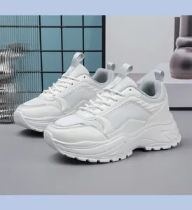 Detalle de zapatillas blancas de plataforma con malla transpirable y suela gruesa