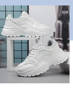 Vista de detalle de zapatillas blancas tipo chunky con malla y suela gruesa moderna