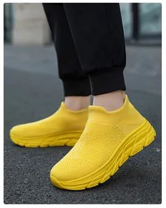 Λεπτομέρεια του κίτρινου πλεκτού sneaker με διαπνέον πλέγμα και παχιά σόλα