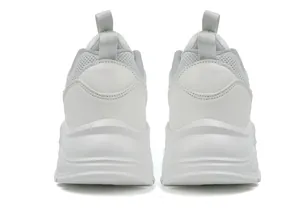 Vista trasera de zapatillas blancas de plataforma con malla y tirador de talón gris
