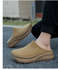 Λεπτομέρεια από χακί πλεκτά mules με χοντρές σόλες αντικραδασμικής προστασίας για υπαίθρια χρήση