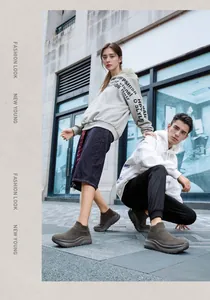 Dettaglio della tomaia in maglia elastica e dell'intersuola ammortizzata spessa delle sneakers