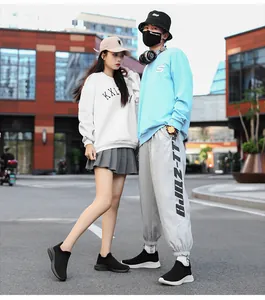 Close-up van zwarte slip-on sok-sneakers met dikke zolen gedragen in een casual streetstyle