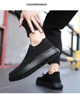 Primo piano di sneakers in maglia nera traspirante con suola spessa su modello