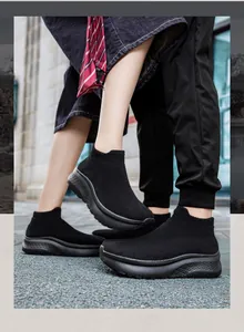 Dettaglio di sneaker a calzino in maglia nera con suola platform spessa antiscivolo