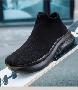 Dettaglio delle sneakers in flyknit nero con texture a maglia e suola ammortizzata spessa