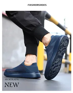 Vista macro di sneaker slip-on in maglia blu traspirante con suola spessa da uomo