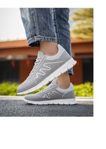 Dettaglio di sneakers grigio chiaro traspiranti con spessa suola bianca antiscivolo
