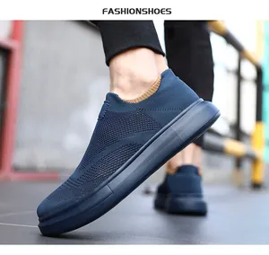 Dettaglio di sneaker slip-on blu scuro in maglia traspirante con suola in gomma flessibile