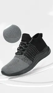 Macrodetail van het ademende fly-knit mesh bovenwerk en veters van de sportschoenen