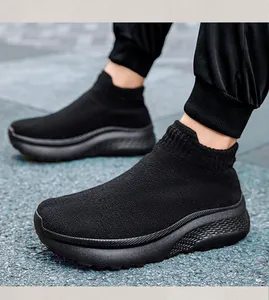 Dettaglio di sneakers a calzino nere in maglia con suola spessa e strutturata