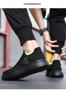 Dettaglio della scarpa da corsa slip-on in rete nera con accenti verde neon vivace
