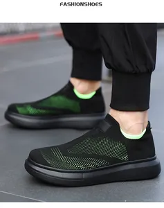 Dettagli di scarpe da corsa nere traspiranti con maglia sfumata verde e bordo elastico