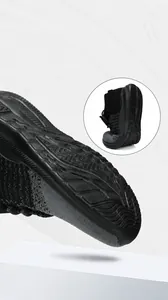Detail van de slijtvaste en schokabsorberende zool op ademende gebreide sportieve sneakers